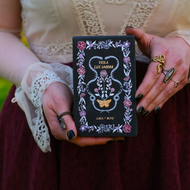 Viola Lux Umbra: Botanical Tarot & Guidebook